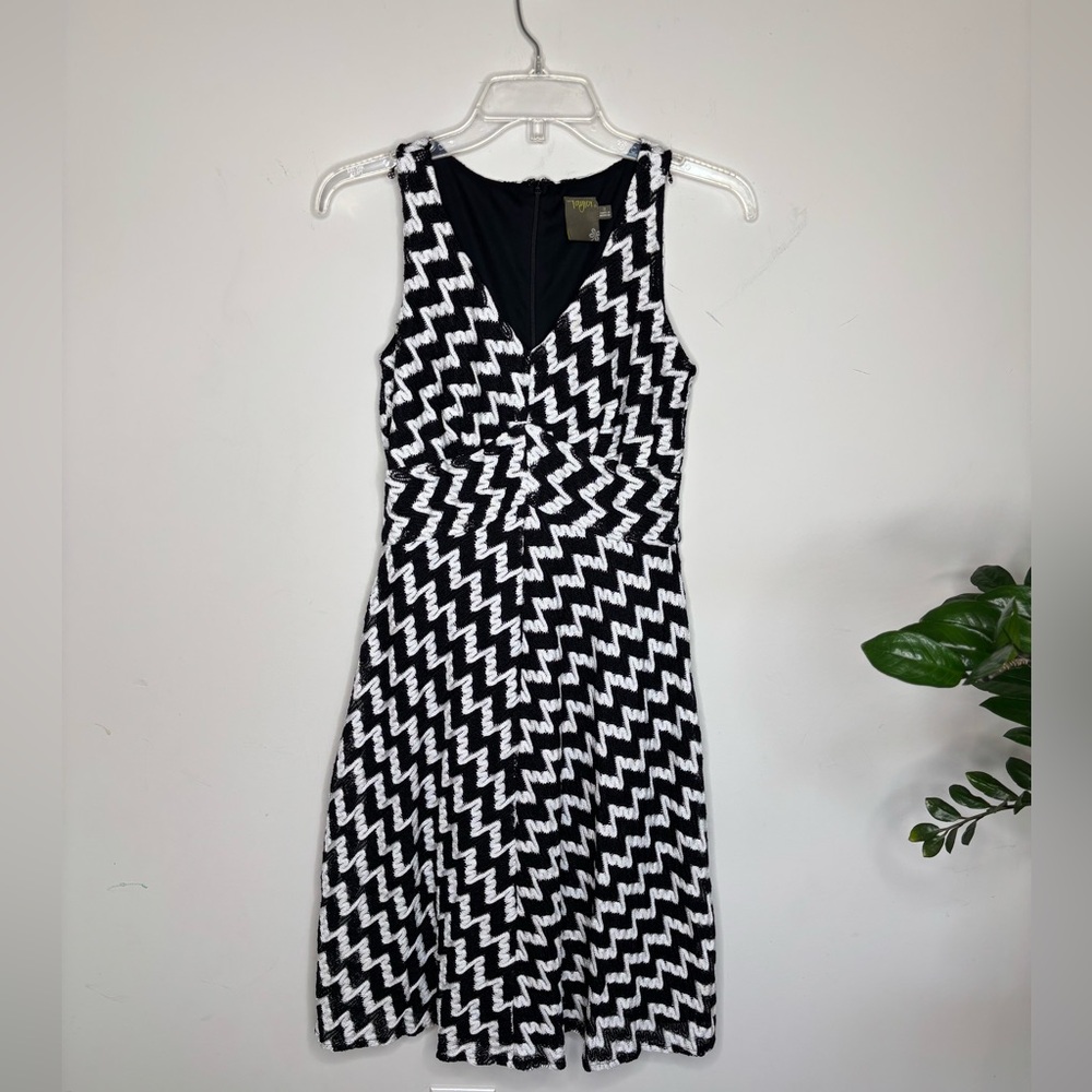 BN5 Taylor Black White Chevron Flare Midi Dress Sleeveless 2 Cocktail Party